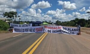 Bloqueio na BR-364 em Rondônia ameaça fluxo de cargas e passageiros para o Acre