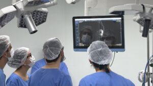 ‘Era o sonho dela’, diz mãe de criança que pode conseguir andar após operação inédita em SC