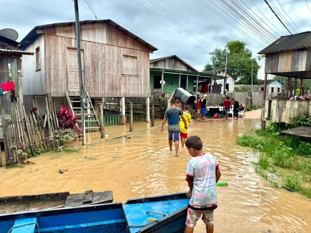 Com casas alagadas, moradores do Praia do Amarilho denunciam demora da Prefeitura em Sena Madureira
