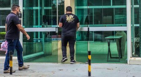 Após busca da PF em condomínio de luxo, assessor de deputado se reúne no local mas não se pronuncia