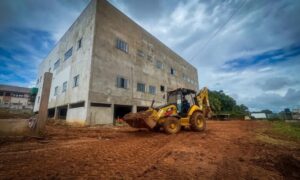 Deracre finaliza obras de limpeza e pavimentação no pátio da nova sede da CGE em Rio Branco