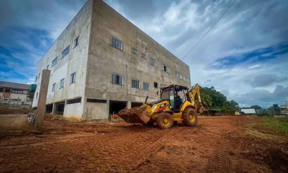 Deracre finaliza obras de limpeza e pavimentação no pátio da nova sede da CGE em Rio Branco