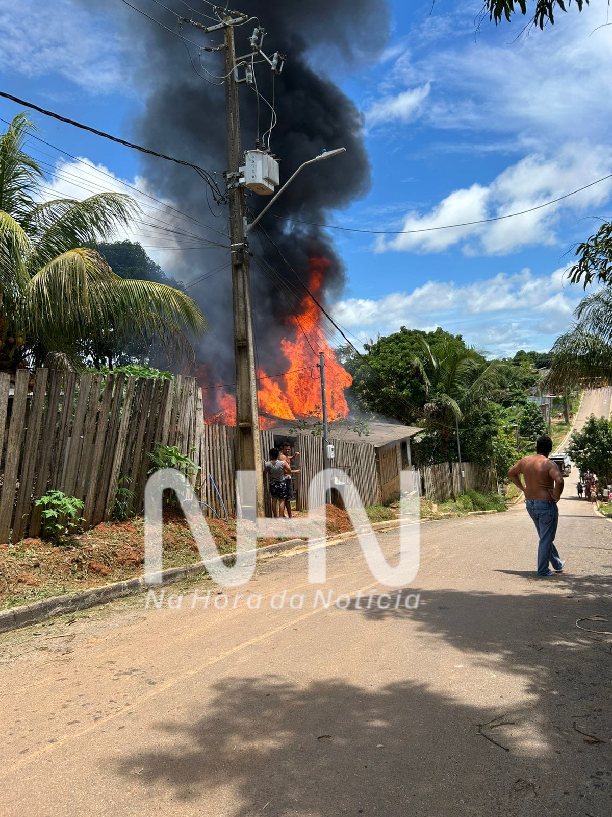 Residência é consumida por incêndio de grandes proporções durante troca de botija de gás em Rio Branco