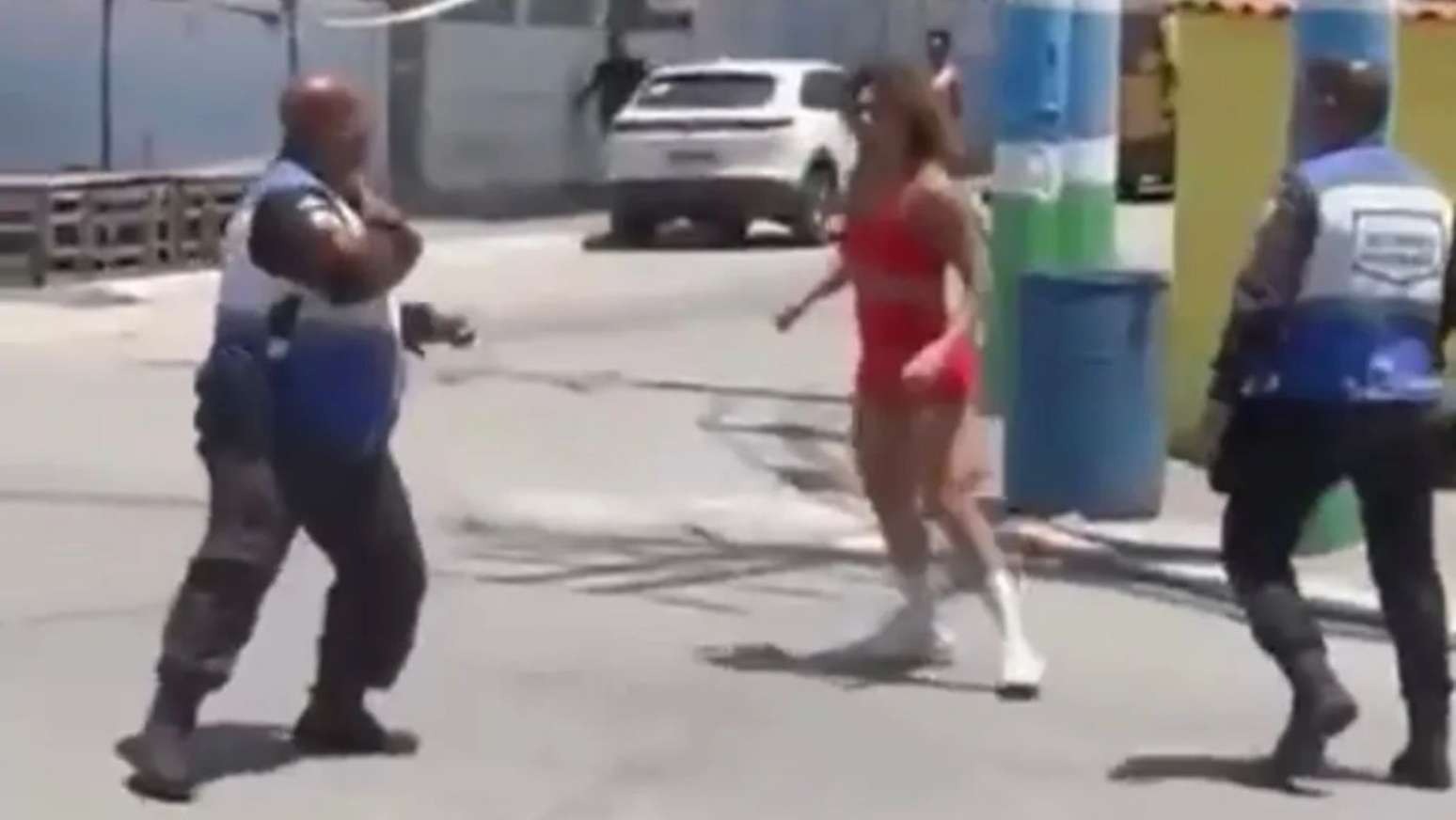 Mulher agride policiais militares com chutes e acaba detida no RJ Mulher agride policiais militares com chutes e acaba detida no RJ