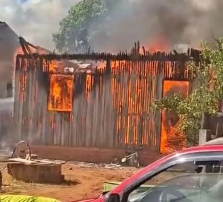 Incêndio consome residência em Acrelândia e moradores se mobilizam para ajudar família