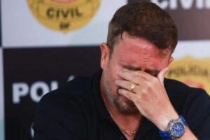 Delegado chora ao detalhar caso de piloto que agrediu adolescente