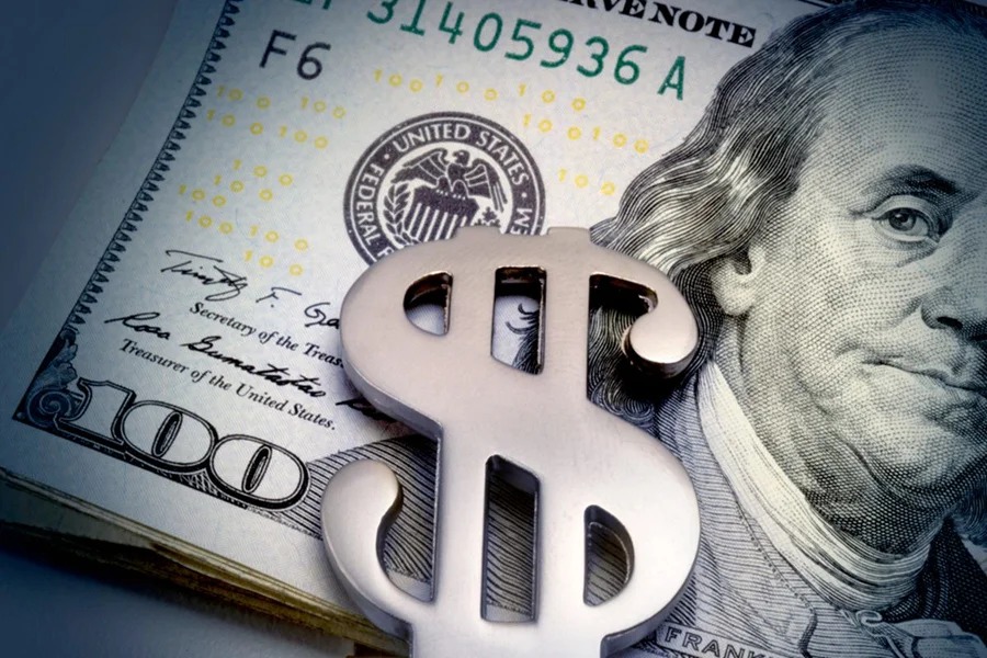 Dólar sobe com indicação de novo presidente do BC dos EUA. Bolsa cai