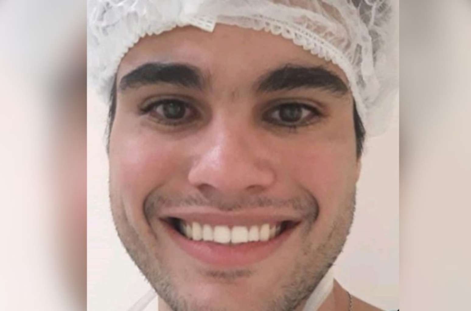 Falso médico é preso após ‘encontrar’ em exame vesícula de mulher que retirou o órgão Falso médico é preso após ‘encontrar’ em exame vesícula de mulher que retirou o órgão