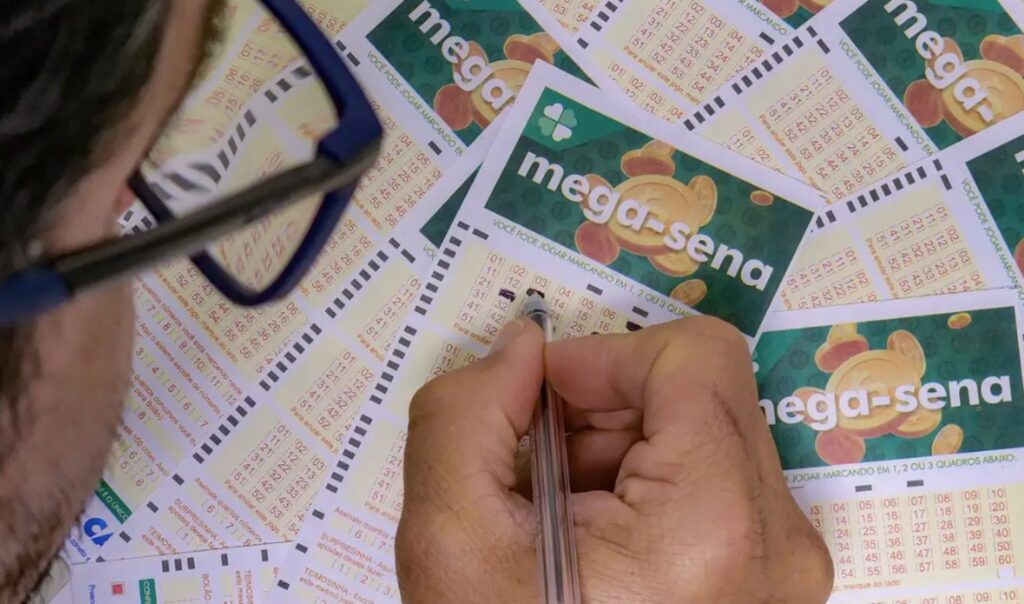 Mega-Sena: ninguém acerta e prêmio acumula em R$ 130 milhões; veja dezenas
