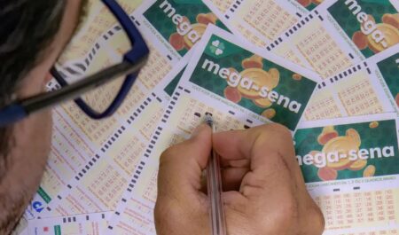 Mega-Sena: ninguém acerta e prêmio acumula em R$ 130 milhões; veja dezenas