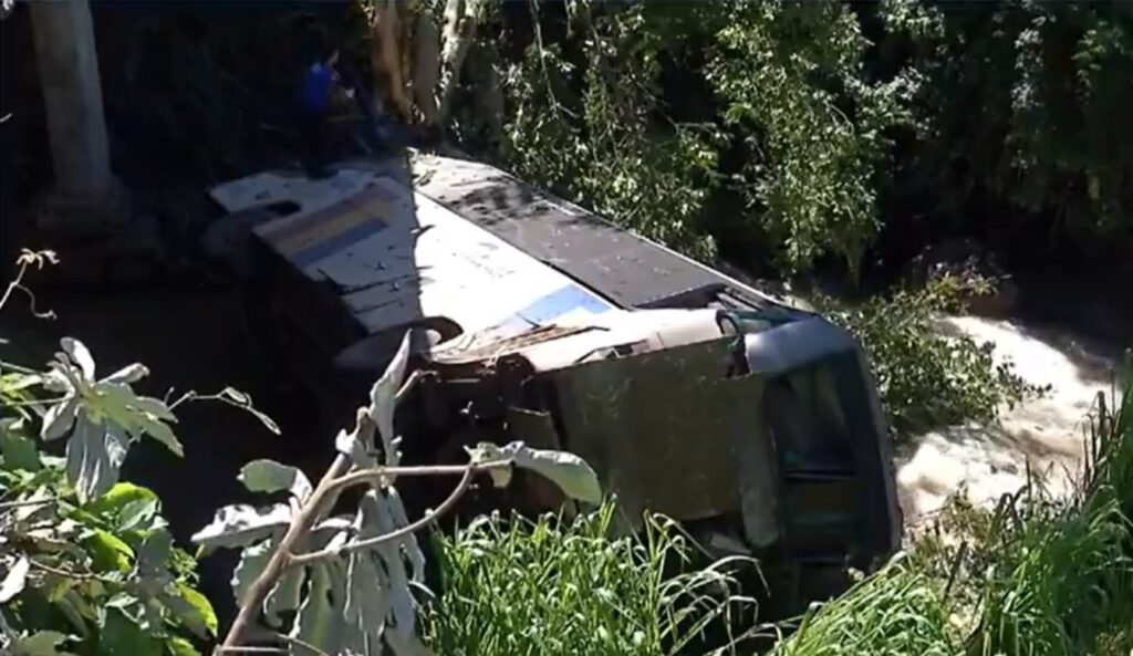 Vacas causam engavetamento e deixa mais de 30 feridos em acidente em Goiás