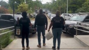 Mulher é presa após tentar envenenar homem, aplicar golpes financeiros e se passar por policial