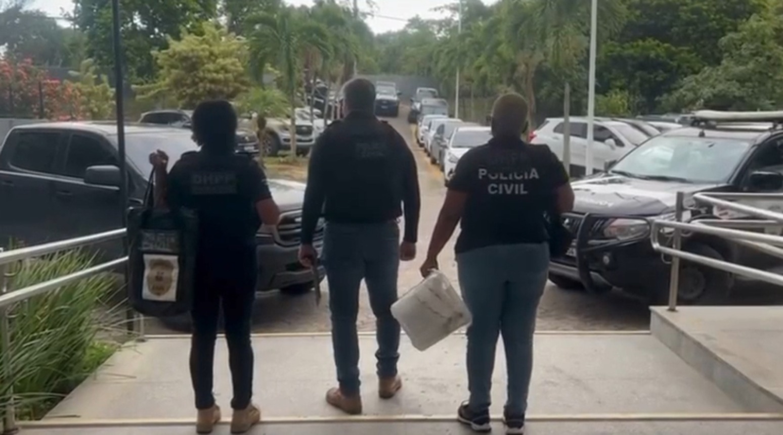 Mulher é presa após tentar envenenar homem, aplicar golpes financeiros e se passar por policial Mulher é presa após tentar envenenar homem, aplicar golpes financeiros e se passar por policial
