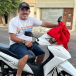 Porteiro de escola é surpreendido por pais de alunos com 'buzinaço' e moto de presente: 'Maior felicidade'