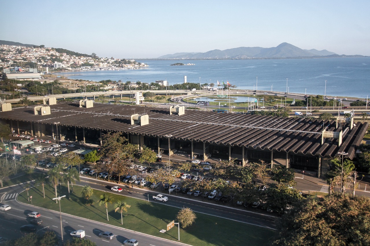 Avô é flagrado por câmeras abusando da própria neta e é preso tentando fugir de Florianópolis Avô é flagrado por câmeras abusando da própria neta e é preso tentando fugir de Florianópolis