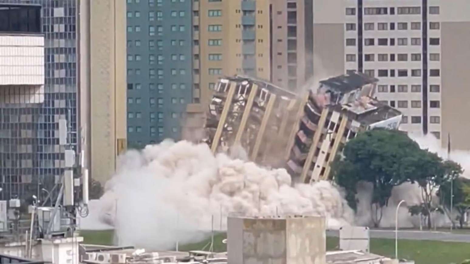 Torre Palace Hotel é implodido e vai ao chão em 7 segundos em Brasília