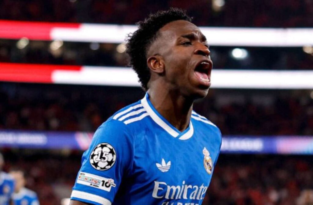 Real vence Benfica, pela Champions, em jogo marcado por golaço de Vini Jr e protocolo de racismo