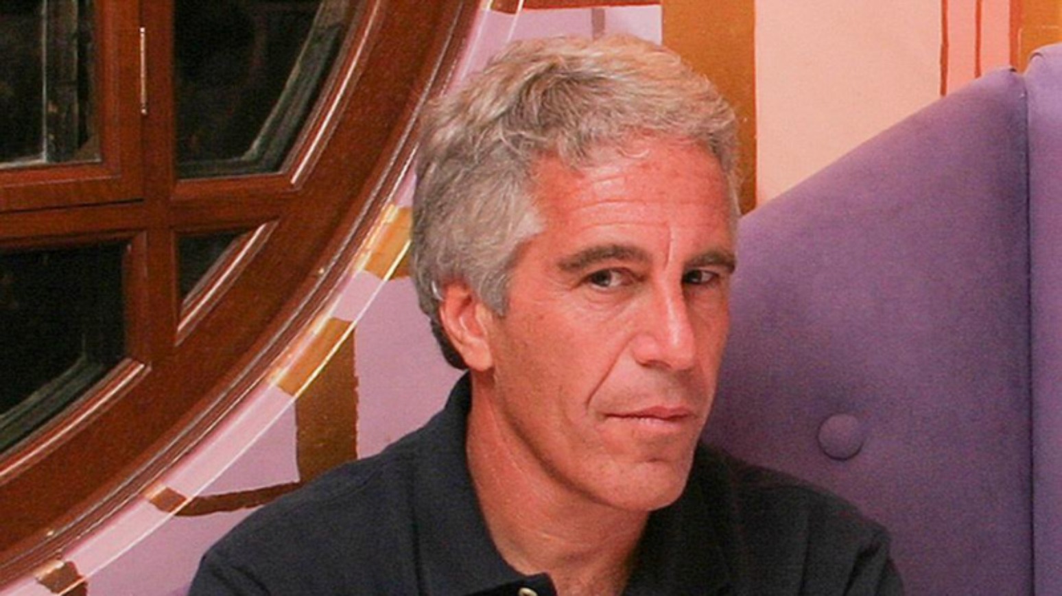 Imagens de pessoas nuas nos arquivos de Epstein ficaram disponíveis por dias apesar de protestos Imagens de pessoas nuas nos arquivos de Epstein ficaram disponíveis por dias apesar de protestos