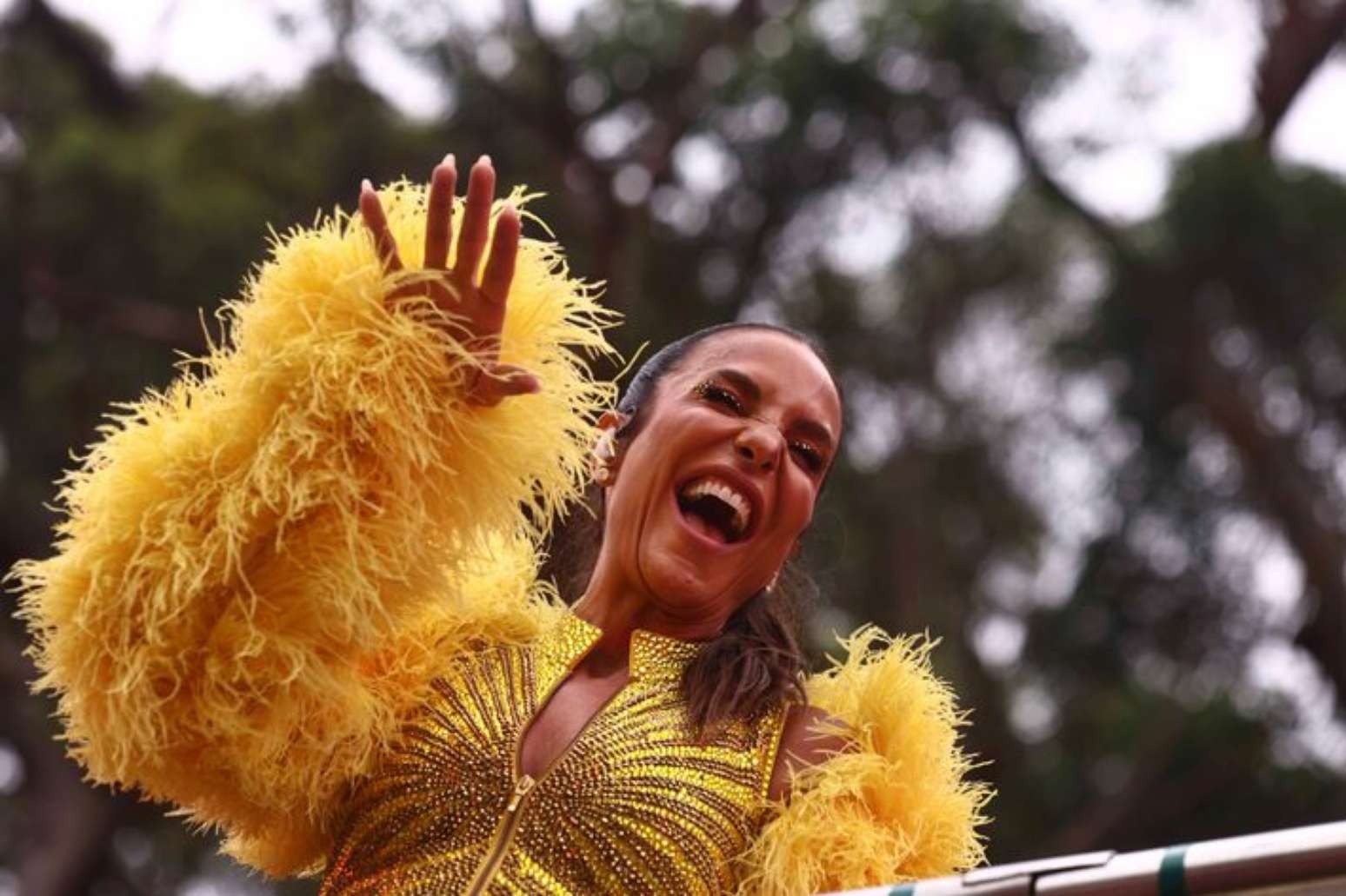 Em estreia no pré-carnaval de SP, Ivete leva público ao delírio no trio do Ibirapuera
