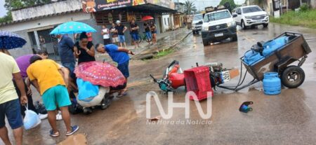 Jovem fica ferido após colisão entre motocicleta e carro no centro de Sena Madureira