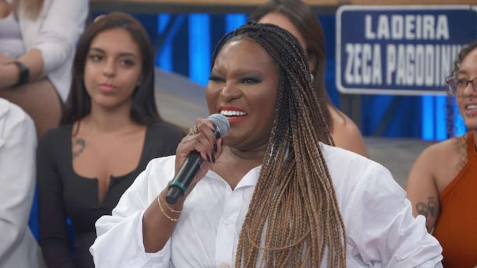 Ex-Rouge quebra o dente e corre para consertar para ‘usar bastante boca no carnaval' Ex-Rouge quebra o dente e corre para consertar para ‘usar bastante boca no carnaval'