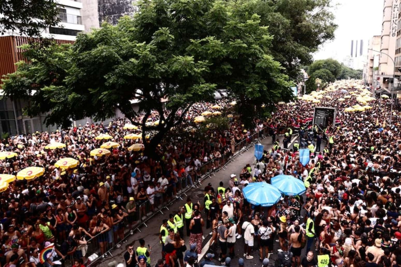 Xixi na rua pode gerar multa de mais de R$ 1 mil no carnaval; veja regras nas capitais