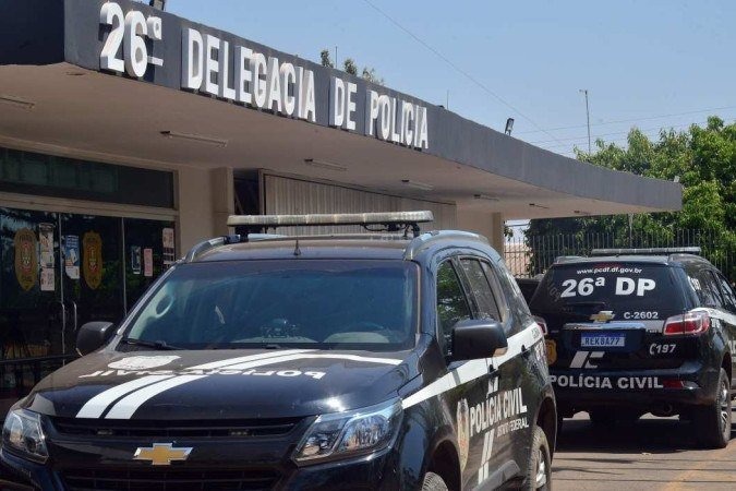 Homem é preso após ameaçar dupla de amigos com arma por supor que eram casal gay