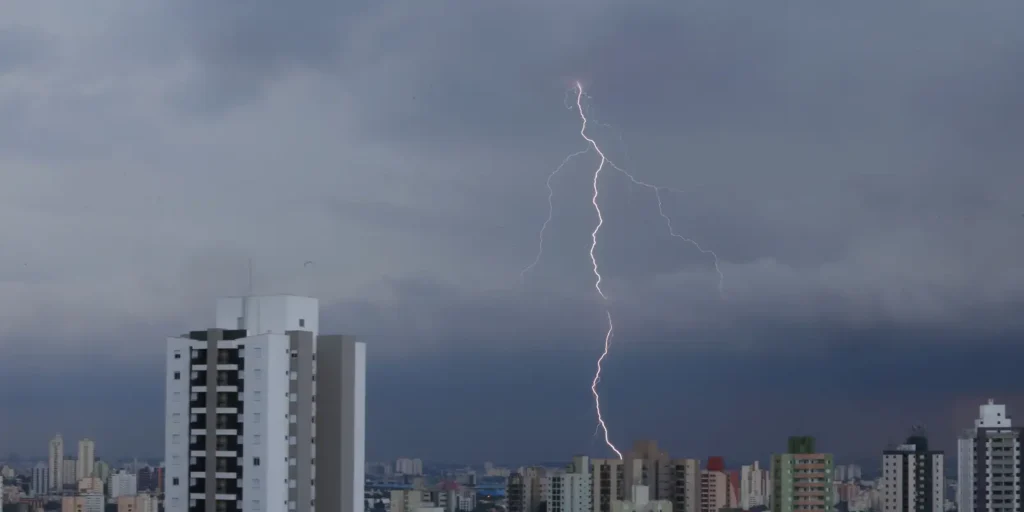 Chuva intensa provoca desabamentos e quedas de árvores em São Paulo