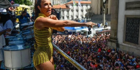 Ivete Sangalo atrai mais de 500 mil foliões em megabloco no Rio de Janeiro