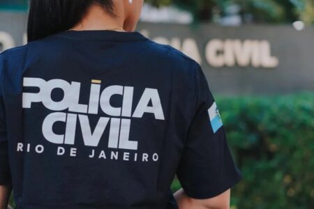 Homem é preso após dar tapa na bunda de mulher e chamá-la de “linda”