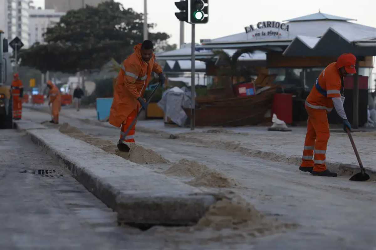 Comerciante nega acesso a água e banheiro para garis, gerando repercussão que pode resultar em nova legislação