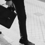A razão pela qual homens ricos evitam mochilas: muito além da moda