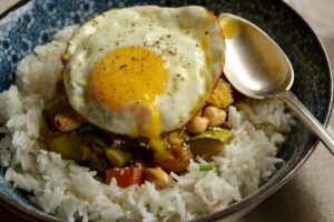 Arroz com ovo é uma alternativa proteica à carne vermelha, afirmam especialistas