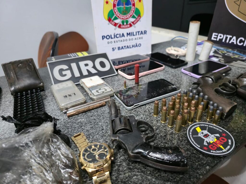 PM acaba com reunião de facção criminosa, prende criminosos e apreende armas de fogo após cerco no interior do Acre 