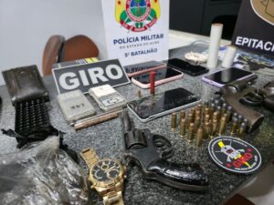 PM acaba com reunião de facção criminosa, prende criminosos e apreende armas de fogo após cerco no interior do Acre 