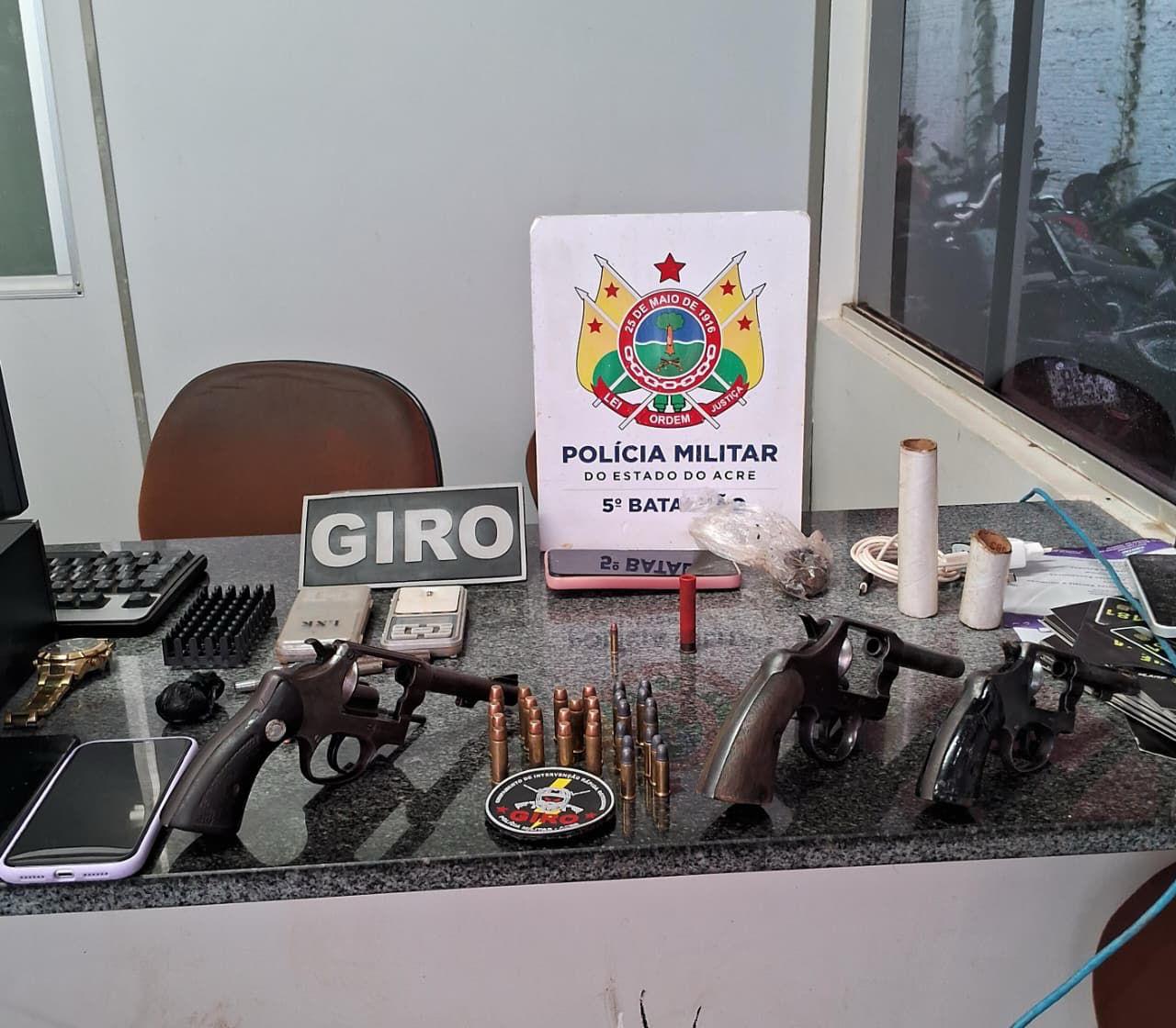 PM acaba com reunião de facção criminosa, prende criminosos e apreende armas de fogo após cerco no interior do Acre 