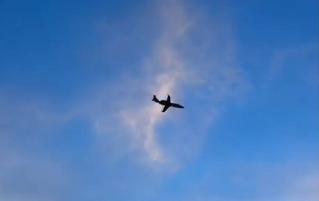 Jato particular realiza voo rasante sobre Epitaciolândia e Brasiléia e provoca susto na população