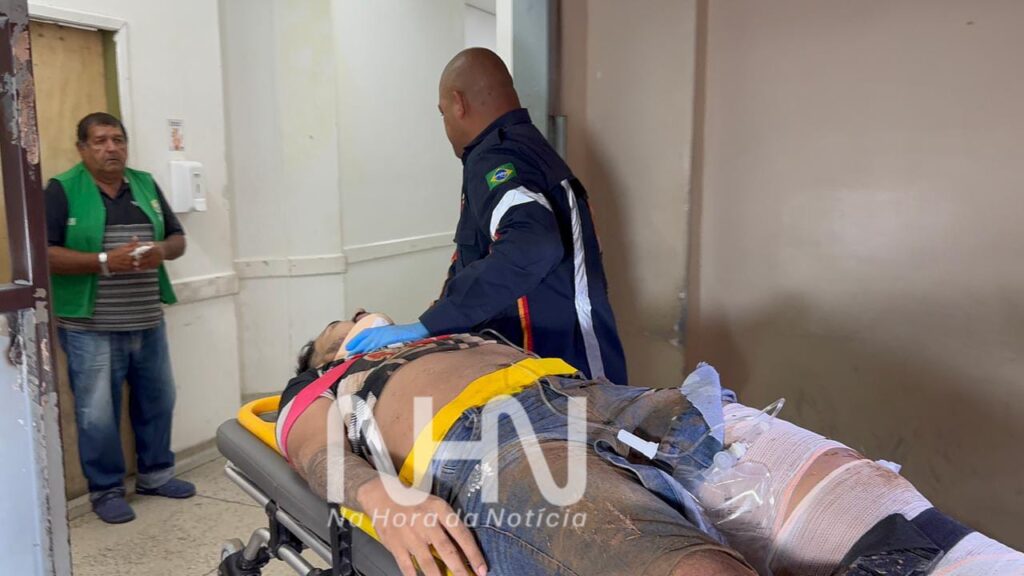 Motociclista perde controle em ramal, colide contra poste de energia de igreja e duas pessoas ficam feridas