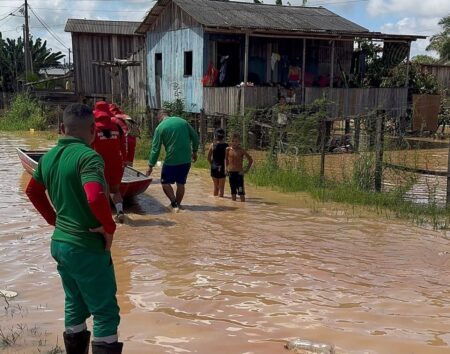 Cheia do Rio Iaco mobiliza bombeiros e Defesa Civil na retirada de moradores em Sena Madureira