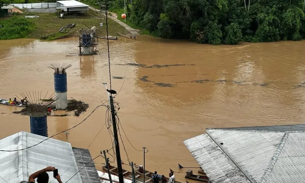 Deracre realiza limpeza de balseiros em pilares da passarela sobre o Rio Amônia, em Marechal Thaumaturgo