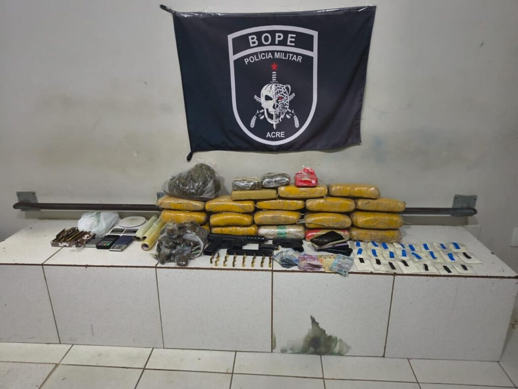 PM apreende 22 kg de drogas e armas de fogo em operação no Tancredo Neves, em Rio Branco