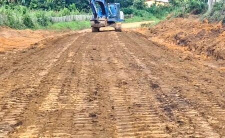 Deracre garante acesso de 180 famílias no Ramal da Buritirana em Cruzeiro do Sul durante período chuvoso