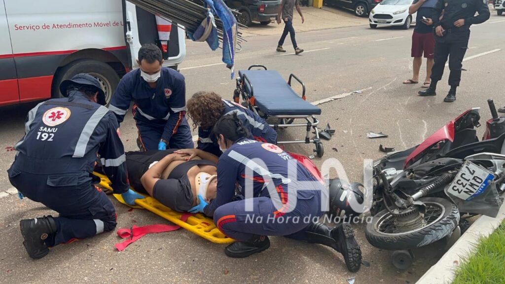 Motociclista fica ferida após sequência de colisões na Avenida Ceará, em Rio Branco