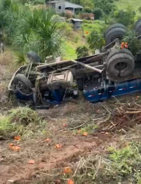 Motorista escapa com ferimentos leves após caçamba despencar em ribanceira na BR-364