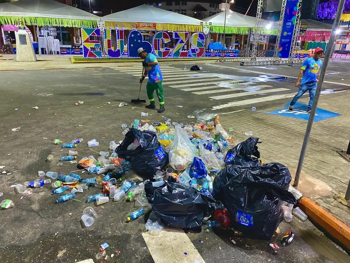 Lixo recolhido no centro de Cruzeiro do Sul chega a 16 toneladas na segunda noite de Carnaval Lixo recolhido no centro de Cruzeiro do Sul chega a 16 toneladas na segunda noite de Carnaval