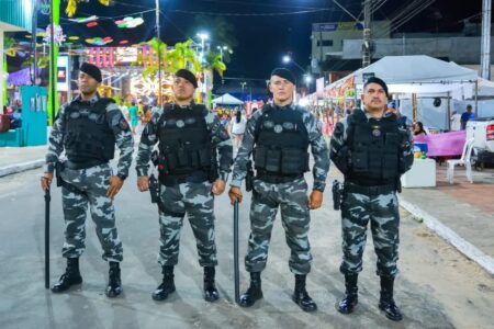 Carnaval de Cruzeiro do Sul conta com reforço policial e fiscalização integrada; público cresce na Praça Orleir Cameli