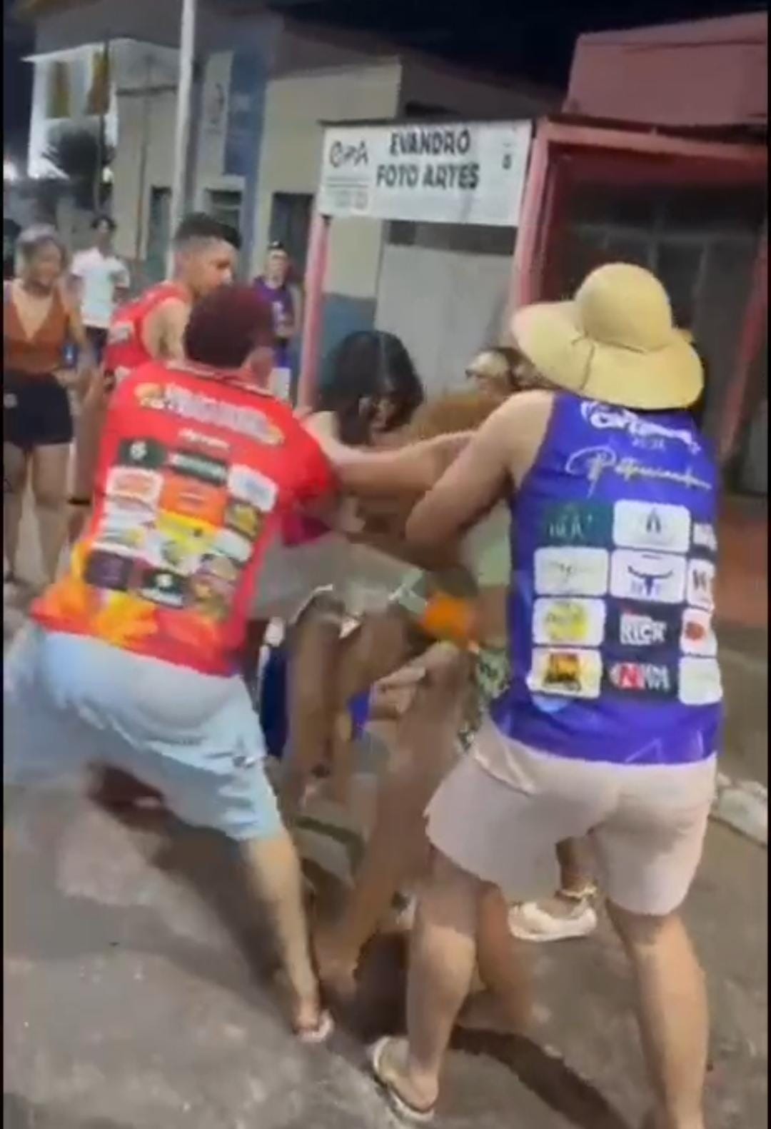 Briga entre mulheres após festas em Sena Madureira ganha repercussão nas redes sociais Briga entre mulheres após festas em Sena Madureira ganha repercussão nas redes sociais
