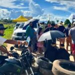 BR-364 em Feijó é bloqueada por manifestantes contra demora na reforma de hospital; passagem é liberada apenas para casos de saúde