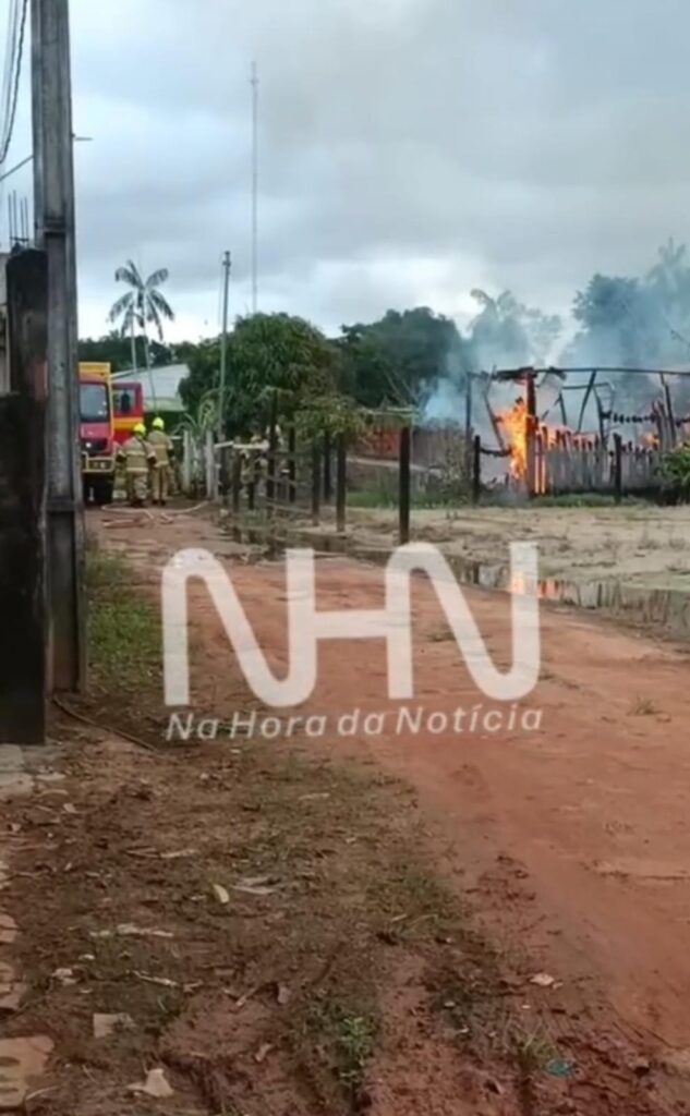 Incêndio destrói residência de madeira no bairro Canaã, no Segundo Distrito de Rio Branco
