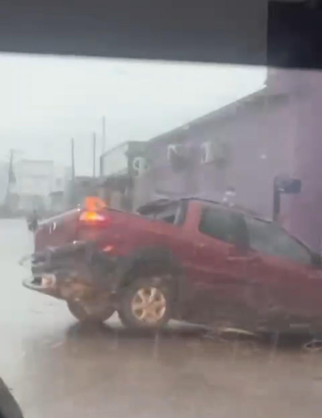 Buraco encoberto por água causa prejuízo e revolta no bairro Eugênio Areal, em Sena Madureira Buraco encoberto por água causa prejuízo e revolta no bairro Eugênio Areal, em Sena Madureira